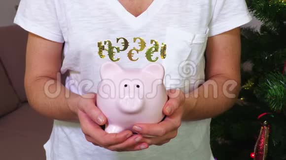 女人带着粉红色的储蓄罐带有欧元标志的概念视频的预览图