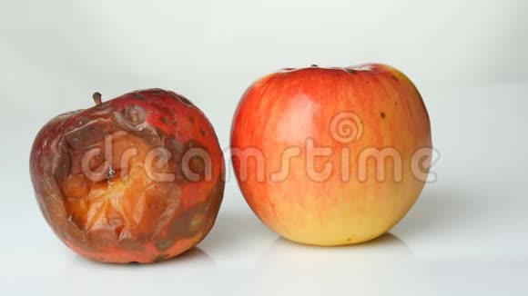 腐烂变质的成熟苹果和一个成熟的苹果在白色背景视频的预览图