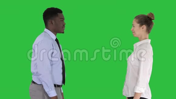 商务女性和商务男性在绿色屏幕上为图片拍照Chroma键视频的预览图