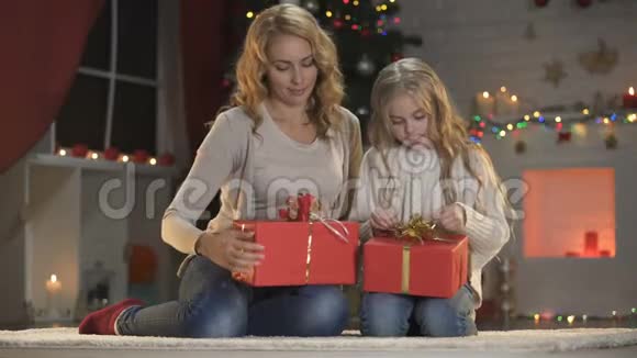 妇女和女孩整理圣诞礼物节日前夜的准备工作愿望清单视频的预览图