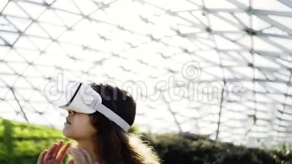 肖像女子带VR耳机户外视频的预览图