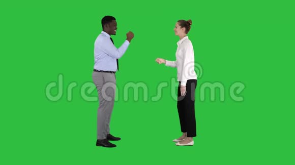 女人和男人把纸剪刀岩石游戏在绿色屏幕上铬键视频的预览图
