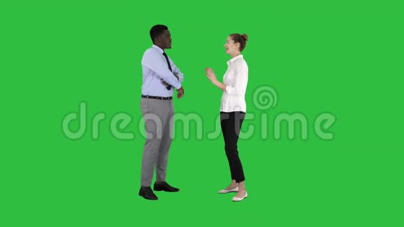 商业女性在绿色屏幕上给她的老板一些想法Chroma键视频的预览图