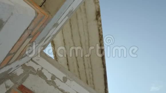 重型钢筋混凝土面板挂在其安装地点危险射击施工中的危险视频的预览图