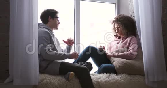 一对夫妇在家讨论和写购物清单视频的预览图
