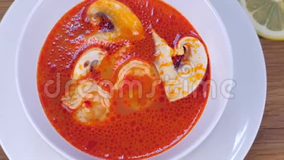 含蘑菇的虾汤青柠檬任公汤泰国菜厨师把青菜放到汤里视频的预览图