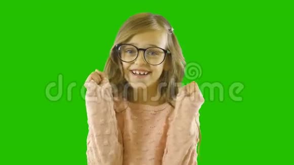 年龄在校的女孩戴着长头发的眼镜可爱的微笑举起手臂真诚地快乐着视频的预览图