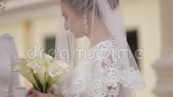 新郎和新娘戴着结婚戒指视频的预览图