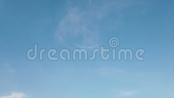 壮观的阿尔托丘云的时间流逝伴随着优美的动作和蓝色的夏日天空视频的预览图
