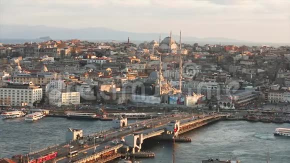 晚上的蓝色清真寺和MarcheYeniCami斯坦布尔大教堂和金角海峡的宽阔框架视频的预览图