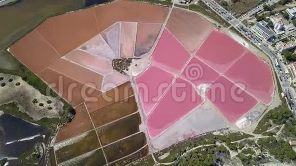 地球的线无人机垂直透视地面的颜色和形状西班牙马洛卡芝麻盐公寓视频的预览图