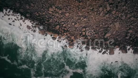 大海中的巨浪空中观景视频的预览图