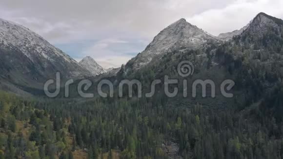 一个流畅的无人机电影拍摄雪山山鸟瞰一个雪山峰视频的预览图