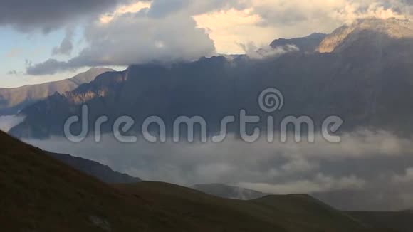高加索的青山和山在美丽的阴天日落盖尔盖蒂山背景教堂视频的预览图