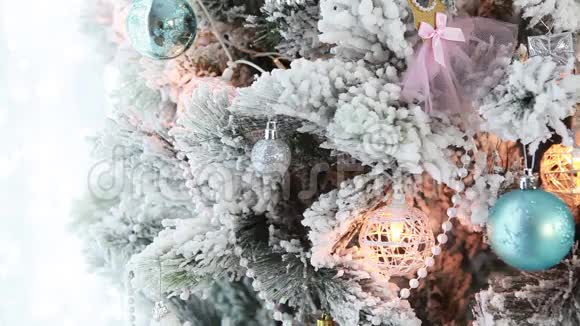 圣诞树上有明亮的节日装饰视频的预览图