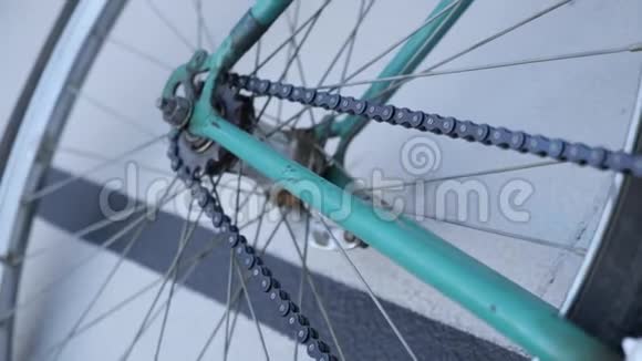 一辆绿色轨道固定复古自行车的近景视频的预览图