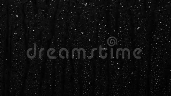雨落在黑色的背景上视频的预览图