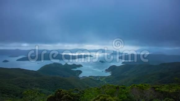 大岛大岛蓝色海洋附近高山天文台的时间推移多云变焦视频的预览图