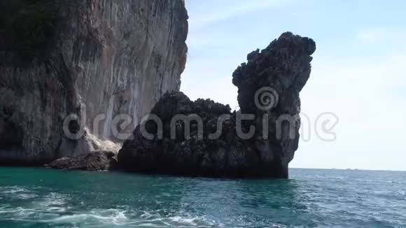海中骆驼形状的岩石视频的预览图