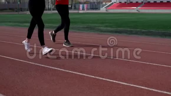 女子团体在体育场慢跑视频的预览图