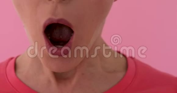 一个面部表情惊讶的女人张开嘴视频的预览图