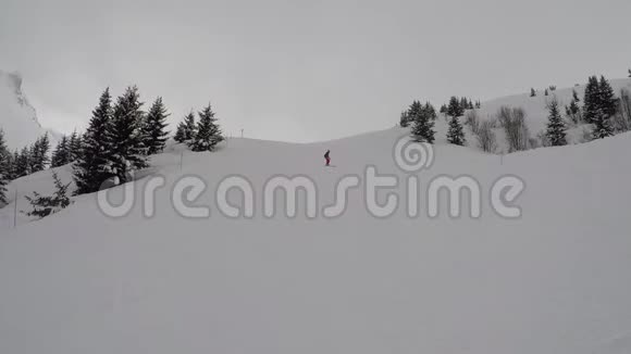 新手滑雪者在山区困难的滑雪坡上滑雪视频的预览图