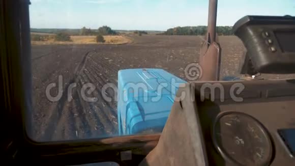 农民在耕地上驾驶拖拉机拖拉机农业工程视频的预览图