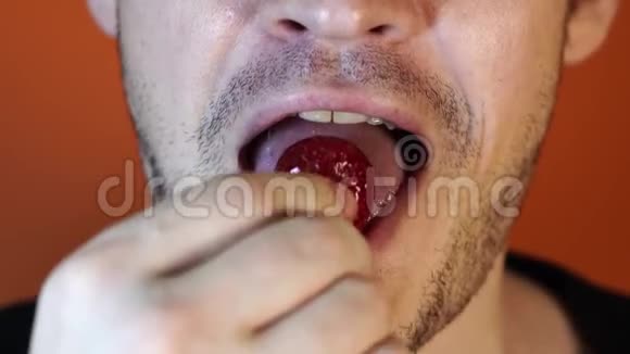 男人吃草莓嘴巴男人特写视频的预览图