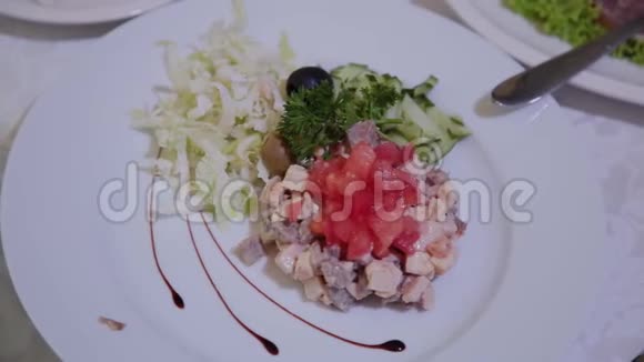 餐桌上有蔬菜的肉沙拉视频的预览图