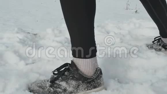 在雪地上穿着运动鞋视频的预览图