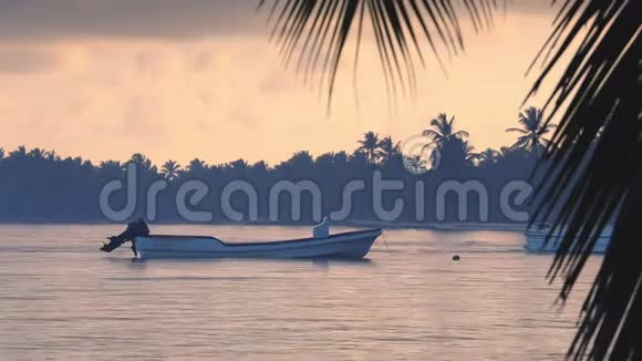 加勒比海海水中的日出和快艇多米尼加共和国视频的预览图