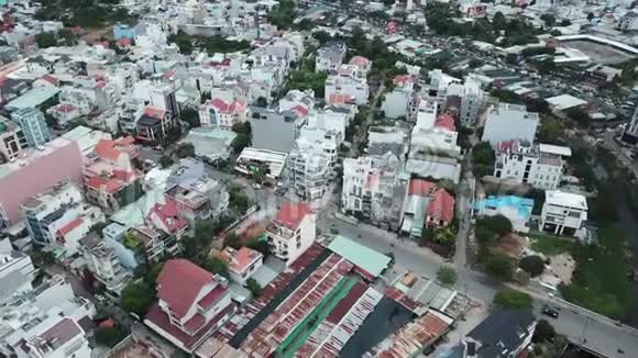 越南西贡胡志明市空中镜头无人机镜头美丽的建筑和可见的交通视频的预览图