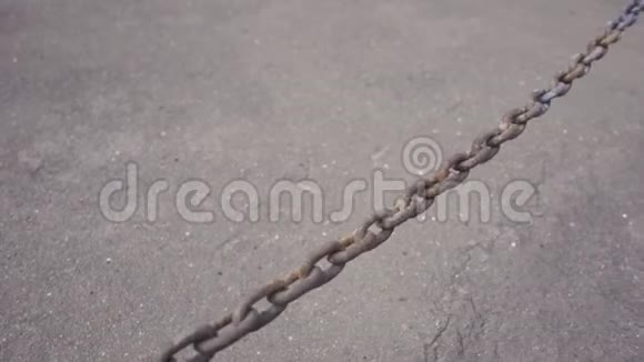 金属链与生锈的连接石视频的预览图