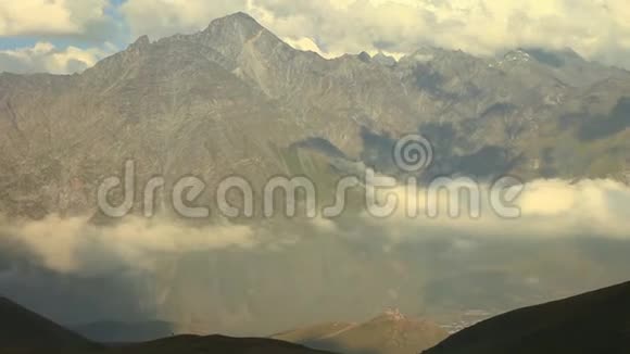 高加索的青山和山在美丽的阴天日落盖尔盖蒂山背景教堂视频的预览图