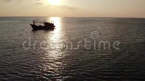 日落时出海捕鱼船渔舟漂浮在水面上阳光明媚的天空苏梅岛视频的预览图