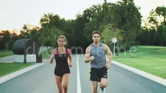 体育夫妇在公园里一起跑步年轻人一起慢跑视频的预览图