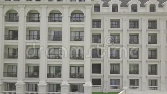 立面豪华度假酒店可从飞行无人机看到阳台室外建筑现代住宅视频的预览图