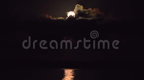 夜晚的天空满月的月亮和云层笼罩着热带加勒比海视频的预览图
