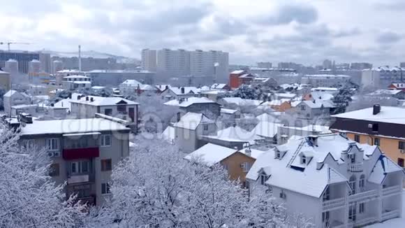 冬天有房子覆盖雪的小镇景色视频的预览图