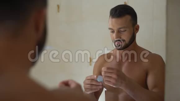 男厕所用牙线刷牙预防牙齿疾病视频的预览图