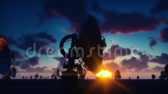 大型阵列射电望远镜太阳升起时在沙漠中对着蓝天射电望远镜的时间流逝循环现实主义视频的预览图
