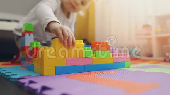 小孩在地板上玩积木视频的预览图