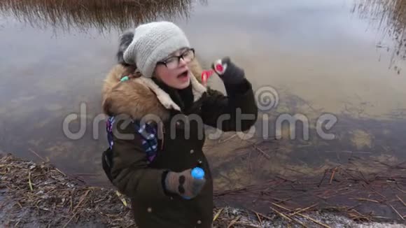 在湖边吹肥皂泡的女孩视频的预览图