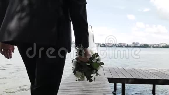 后景新郎带着一束鲜花到码头去找新娘视频的预览图