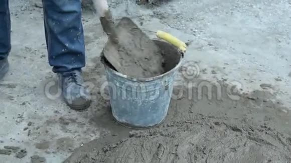 用铲子准备砂浆视频的预览图