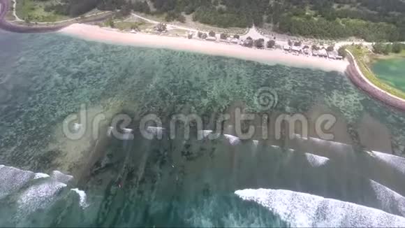 冲浪海滩的鸟瞰图视频的预览图