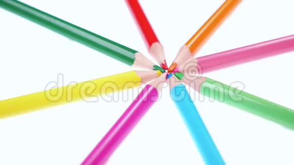 五彩的孩子们铅笔在白色的背景上旋转视频的预览图