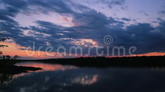 美丽的云景和落日透过云层映照湖面延时视频视频的预览图