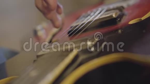 技能不被认可的人演奏吉他特写的弦视频的预览图