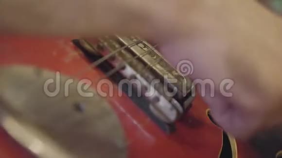 不认识的人演奏吉他特写的弦视频的预览图